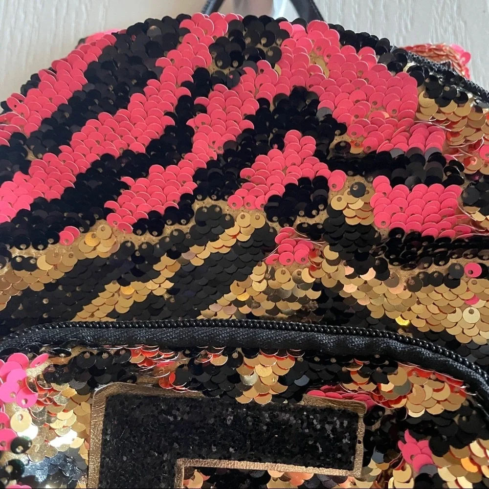 mini justice cat backpack flip sequin “F” Pom